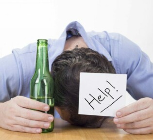 Выведение из запоя — реальная помощь в борьбе с алкогольной зависимостью