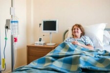 Капельницы на дом: когда это уместно, как выбрать услугу и не ошибиться с безопасностью