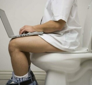 Как избавиться от запоров при геморрое?