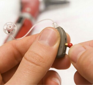 Как помочь пожилым людям услышать мир: выбор слуховых аппаратов