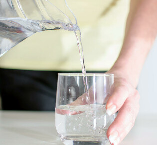 Пить больше воды приводит к уменьшению инфекций мочевыводящих путей, предполагают исследования