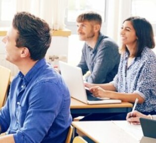 Птицы с желтым клювом: удивительный мир окраса и адаптации