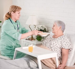 Где и как найти сиделку для лежачего больного?