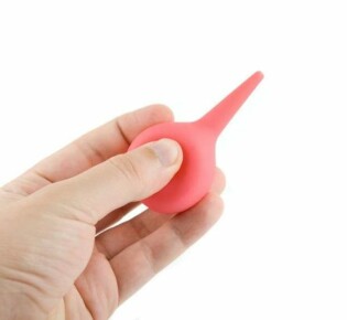 Как делать клизму при геморрое?