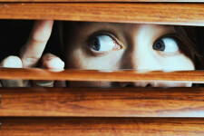 Туман в голове: почему возникает паранойя у женщин и как вернуть доверие к миру