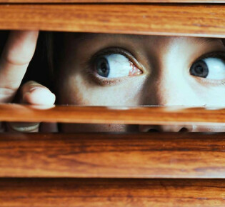 Туман в голове: почему возникает паранойя у женщин и как вернуть доверие к миру