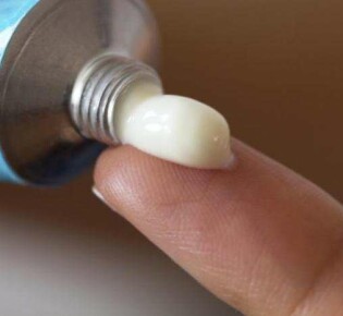 Использование мазей и свечей при геморрое