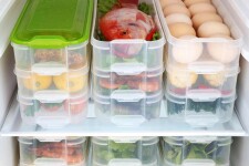 Безопасно ли замораживать продукты в пластиковых контейнерах?