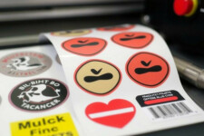 Как печатать наклейки, стикеры и этикетки: практическое руководство для тех, кто хочет сделать это профессионально