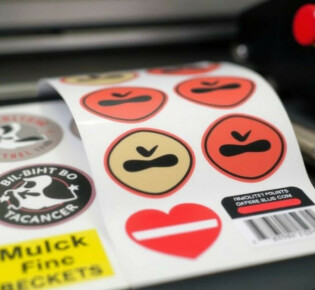 Как печатать наклейки, стикеры и этикетки: практическое руководство для тех, кто хочет сделать это профессионально