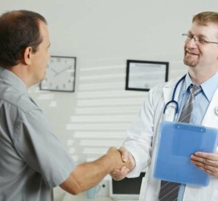 Особенности лечения свечами с новокаином при геморрое